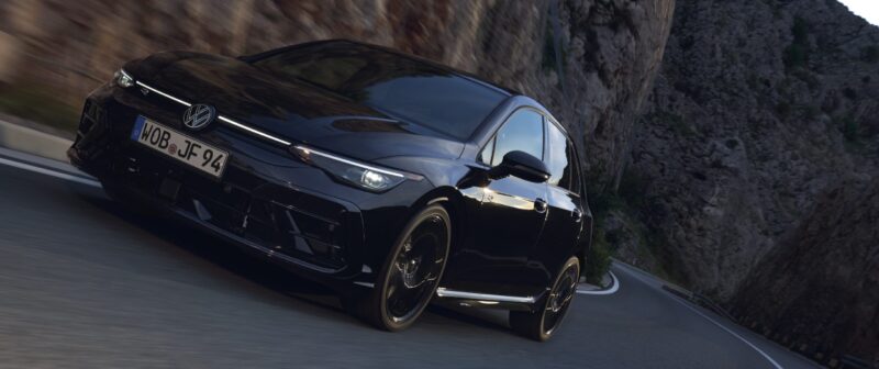 ブラック基調　フォルクスワーゲン・ゴルフR/Rヴァリアント　特別装備の限定車導入