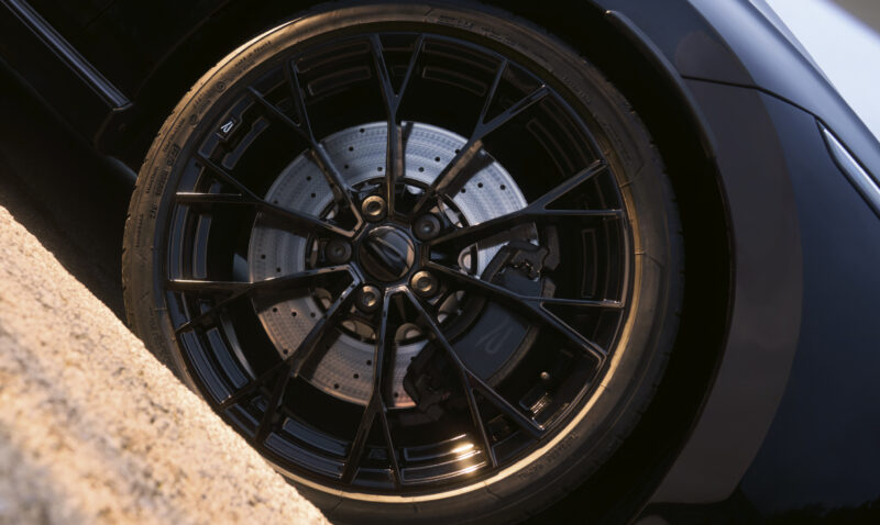 ブラック基調　フォルクスワーゲン・ゴルフR/Rヴァリアント　特別装備の限定車導入