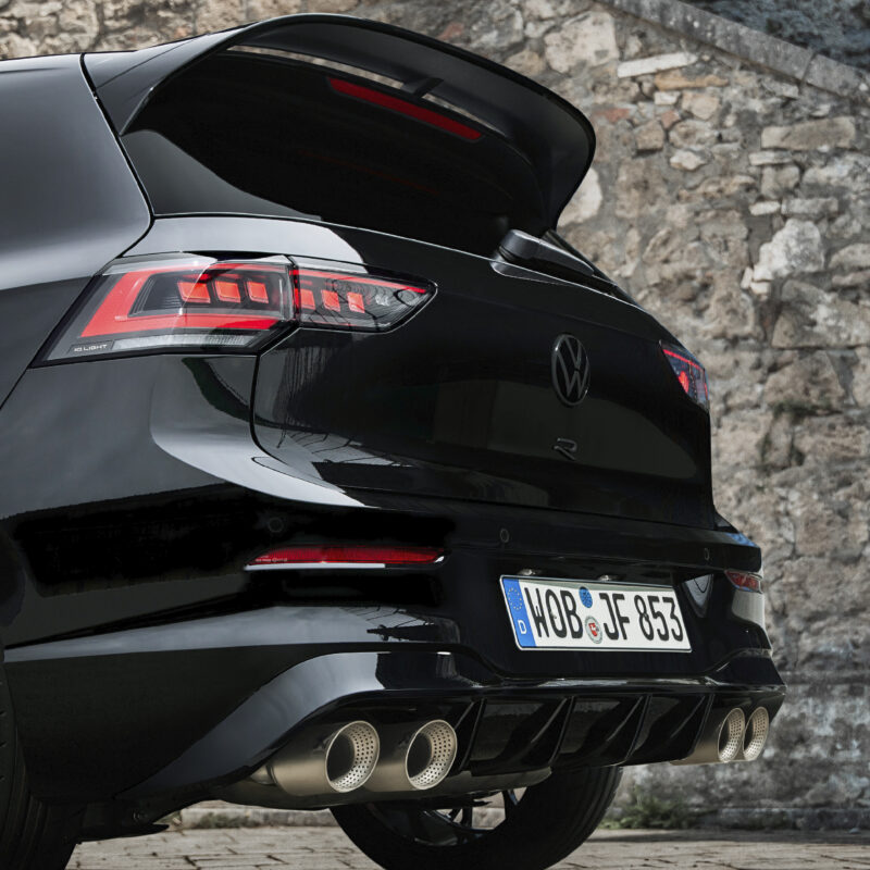 ブラック基調　フォルクスワーゲン・ゴルフR/Rヴァリアント　特別装備の限定車導入