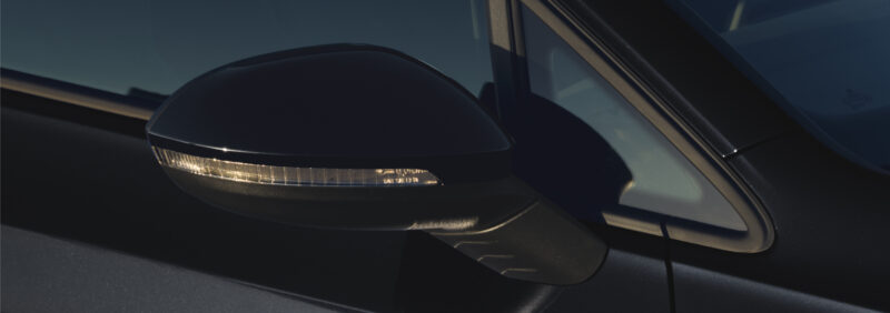 ブラック基調　フォルクスワーゲン・ゴルフR/Rヴァリアント　特別装備の限定車導入