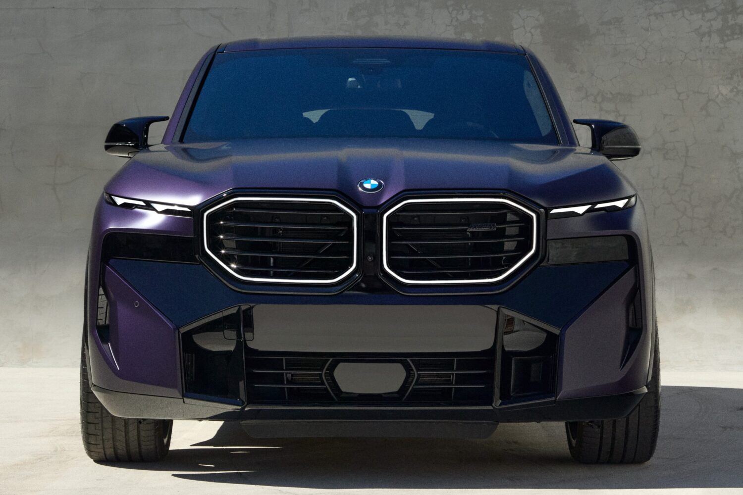 限定車 BMW XM 有名ライフスタイル・ブランド『Kith』と 