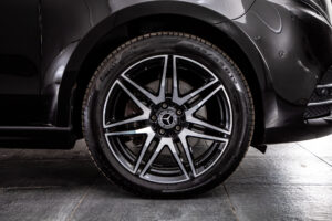 V220 d エクスクルーシブ ロング プラチナスイート ディーゼルターボ