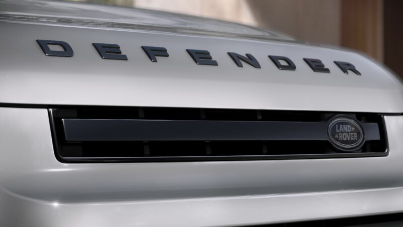 ディフェンダー初のマイチェン　2026年モデル受注開始　内外装をアップグレード