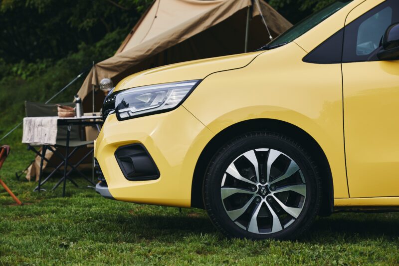 新しいエンブレムを纏う　ルノー・カングー　全モデル同色バンパーの単一グレードへ