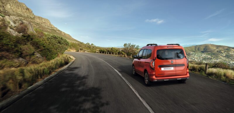 新しいエンブレムを纏う　ルノー・カングー　全モデル同色バンパーの単一グレードへ