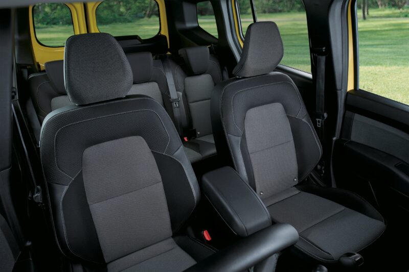 新しいエンブレムを纏う　ルノー・カングー　全モデル同色バンパーの単一グレードへ