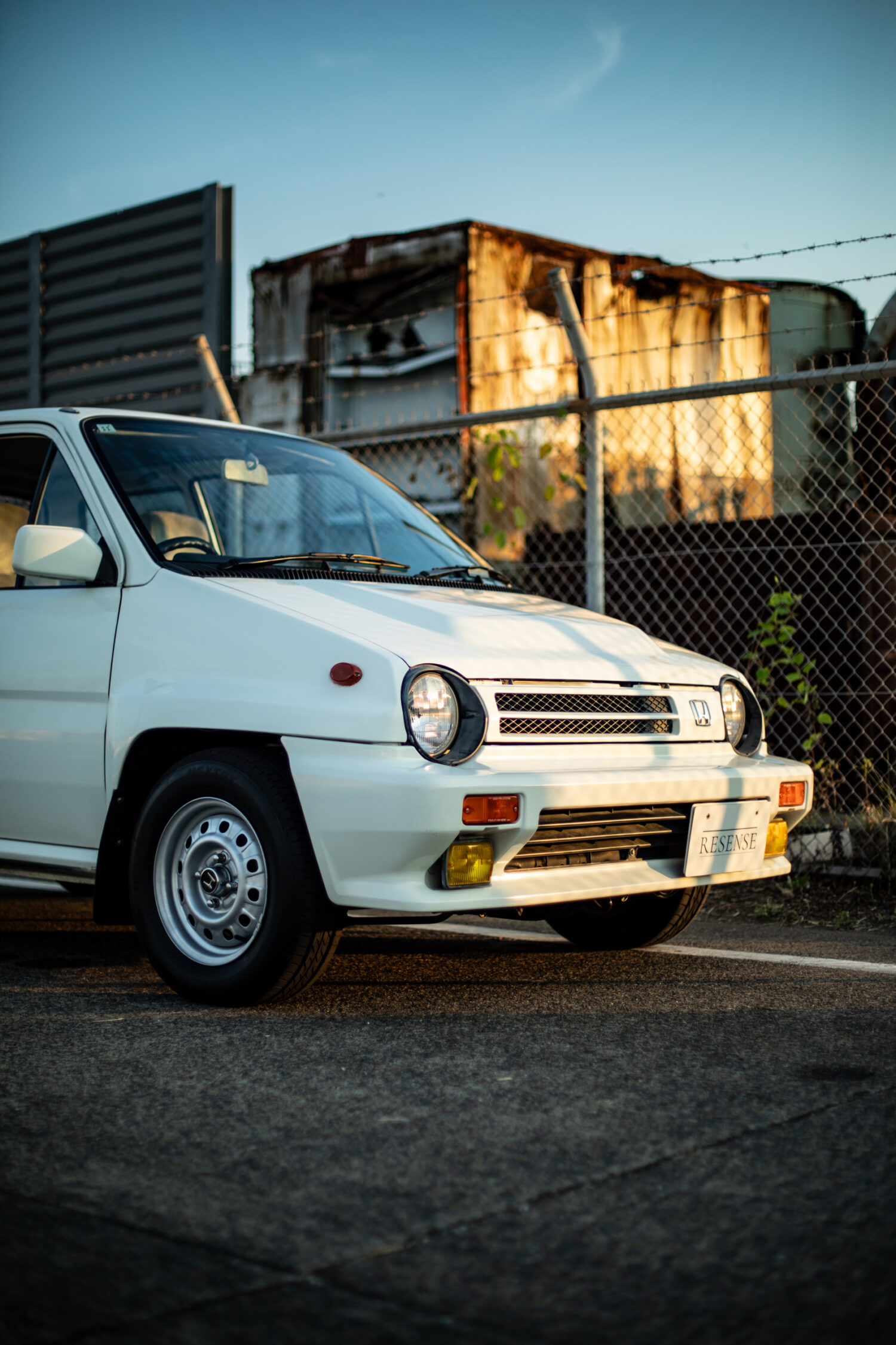 デフォルメの効いたデザインと、正直すぎる足まわり。そしてターボ。40年前のホットハッチに詰まっていたのは、速さではなく、“ちいさな冒険”の楽しさだった。