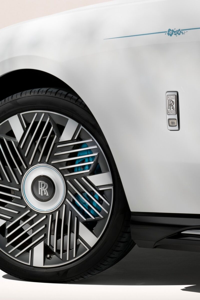 春から着想を得たスペクター　移ろいゆく季節の儚さと、永遠に変わらぬロールス・ロイス