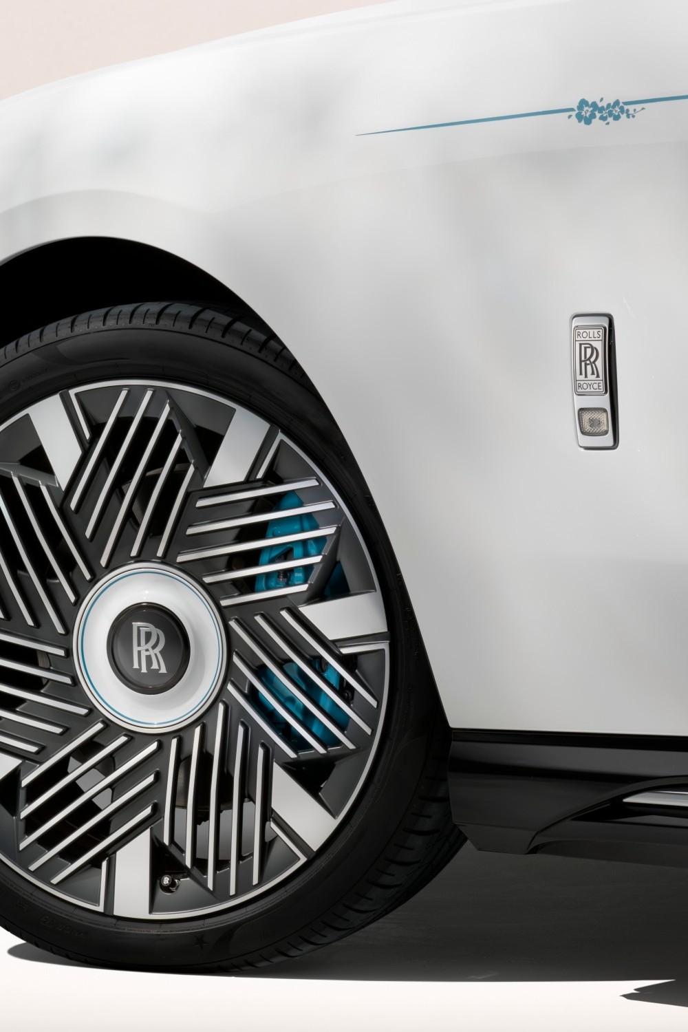 イタリア語で春を意味する「プリマヴェーラ」にちなんだシリーズは、ビスポークのディテールを特徴とし、繊細で、心を高揚させ、未来への約束に満ちた生き生きとした春を体現。