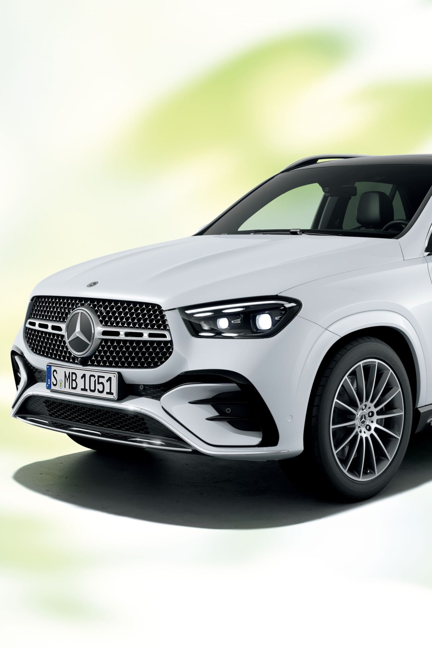 GLEに「450d 4マティック・スポーツ・コア（ISG）」、「450d 4マティック・クーペ・スポーツ・コア（ISG）」が追加され、「GLE 300d 4マティック（ISG）」の価格改定も行われた。
