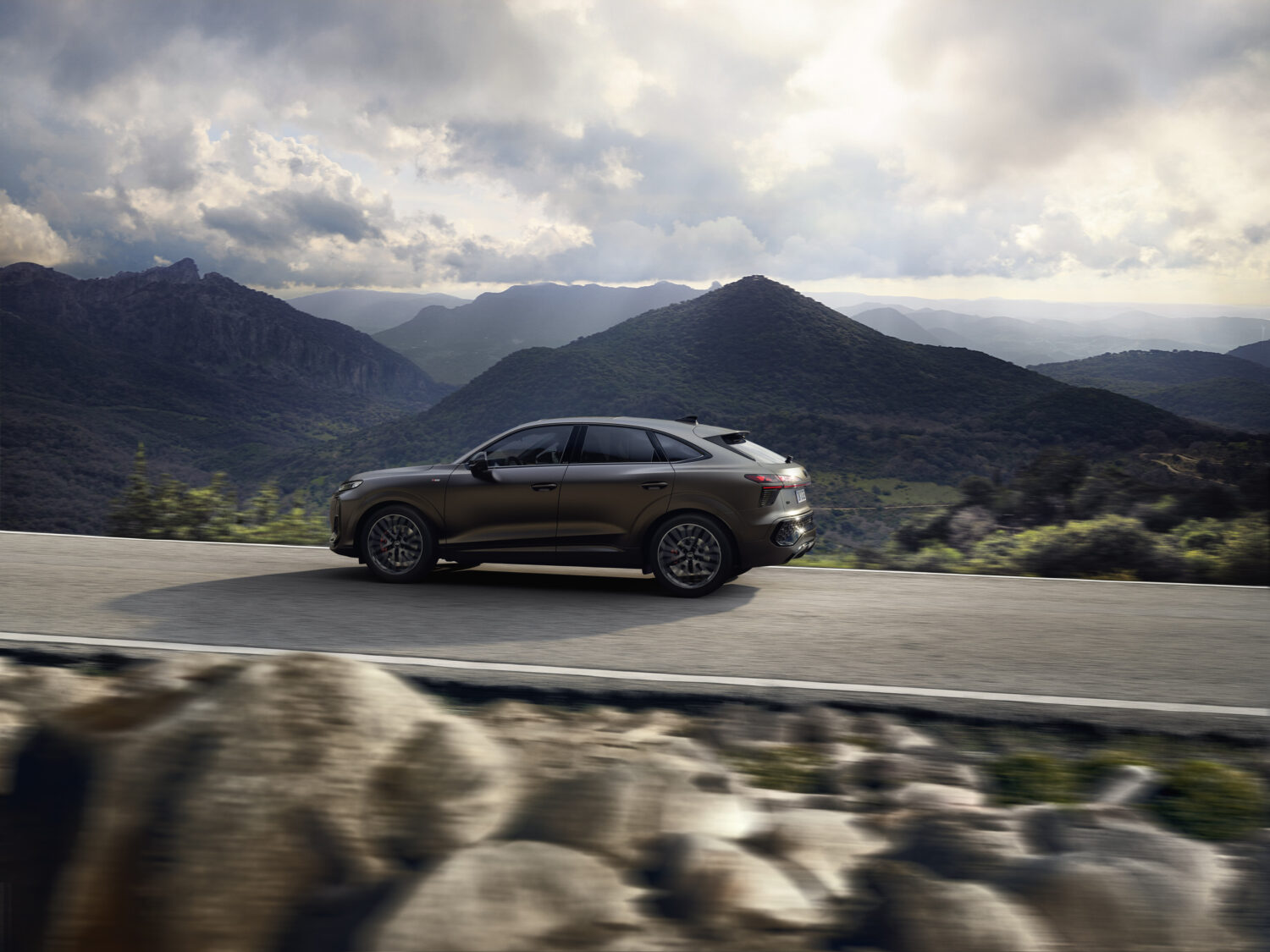 デジタルコネクテッドな最新アウディQ3　多様性とスポーティさで日常のパートナーへ