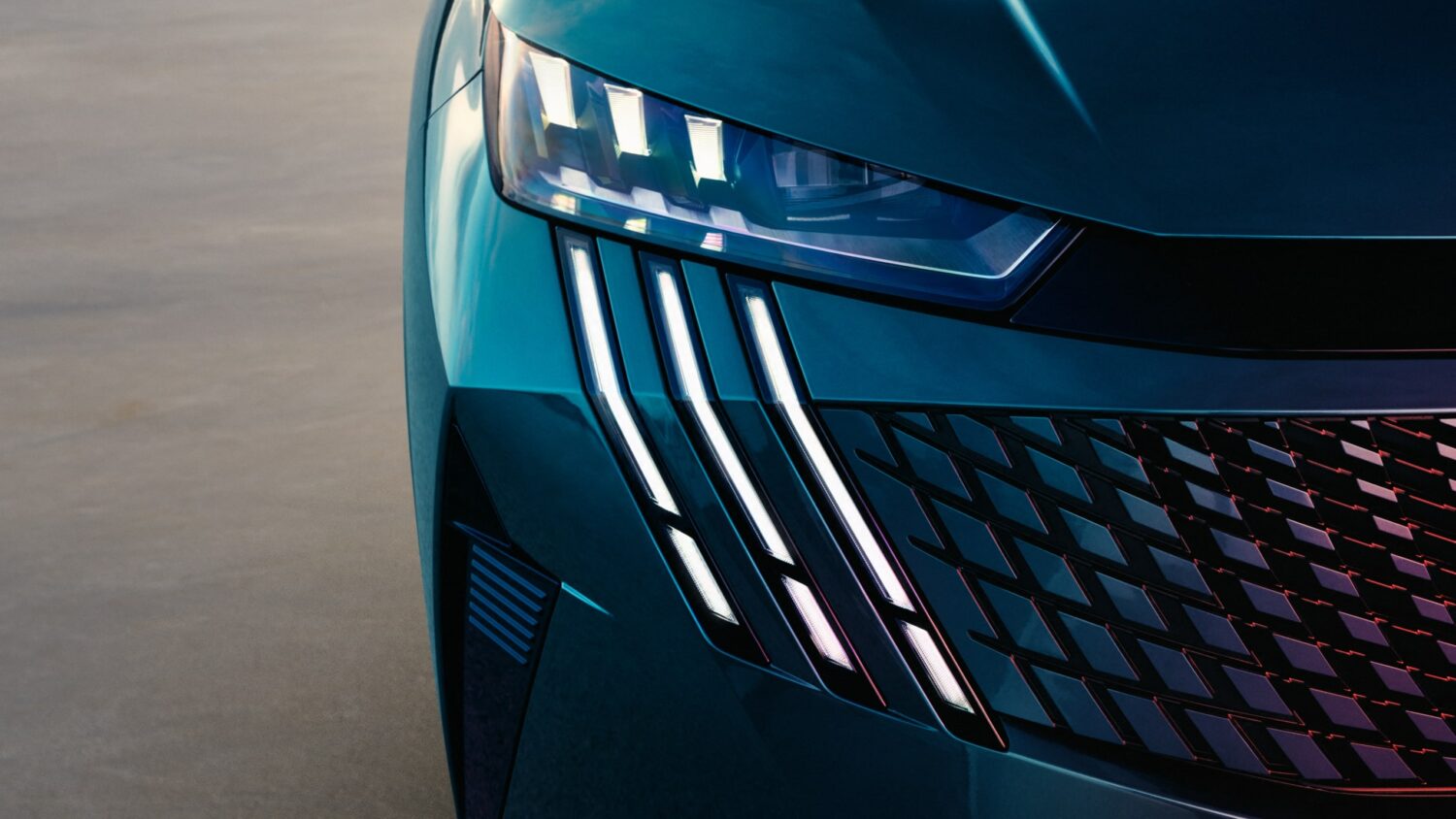 プジョー3008　流麗なエクステリアが特徴のSUV　BEVも追って登場