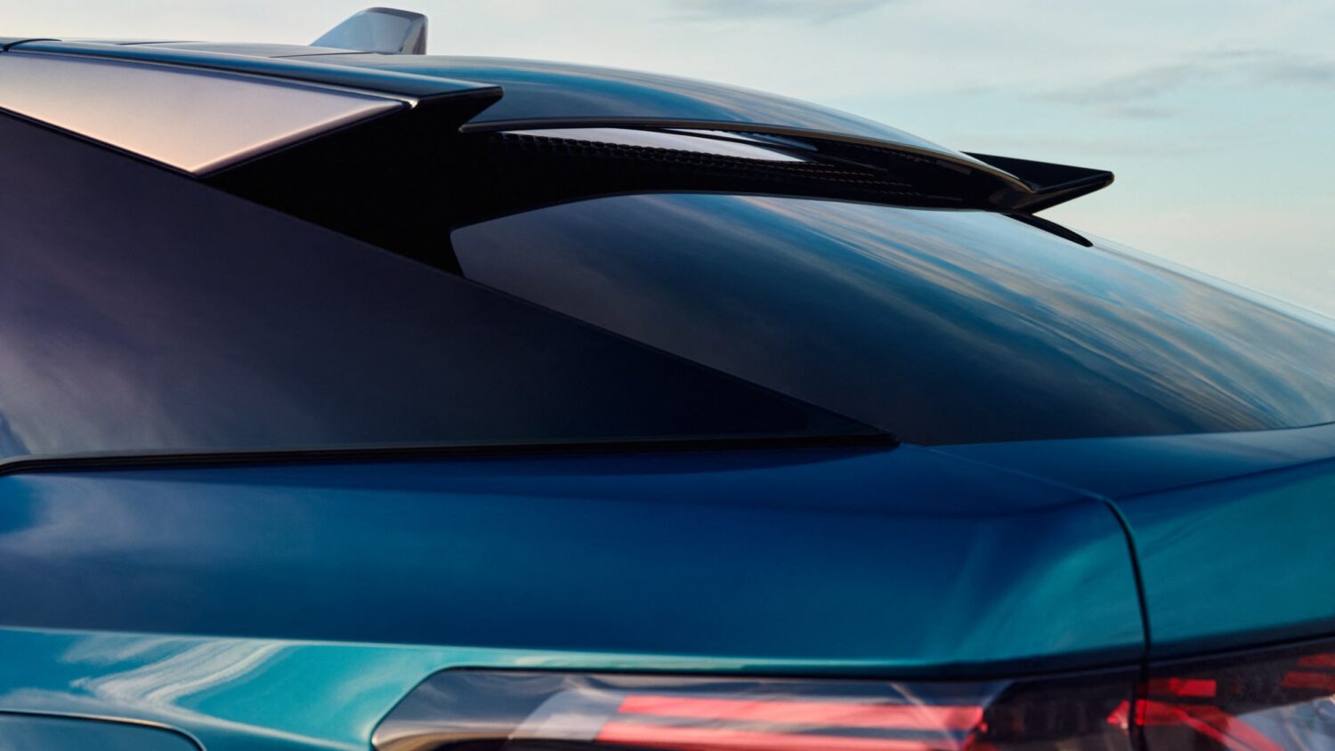 プジョー3008　流麗なエクステリアが特徴のSUV　BEVも追って登場
