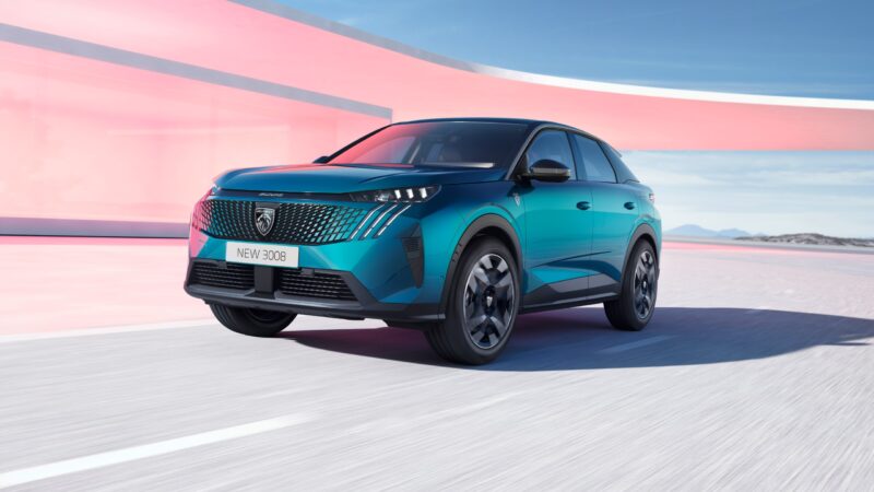 プジョー3008　流麗なエクステリアが特徴のSUV　BEVも追って登場