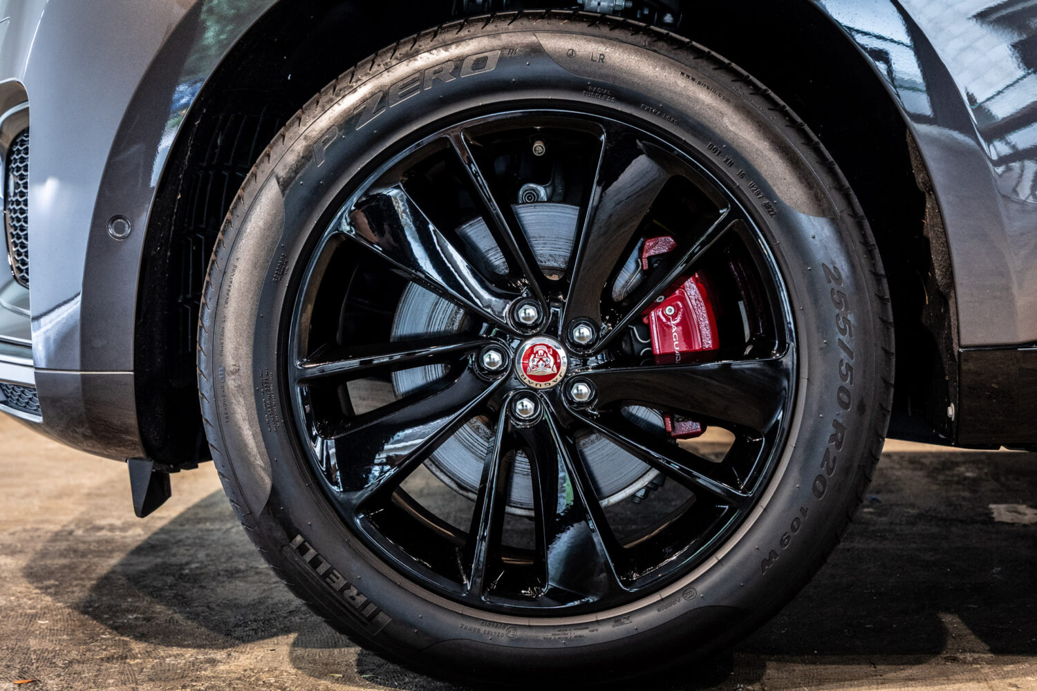 Fペイス Rダイナミック ブラック 2.0L D200 ディーゼル 4WD