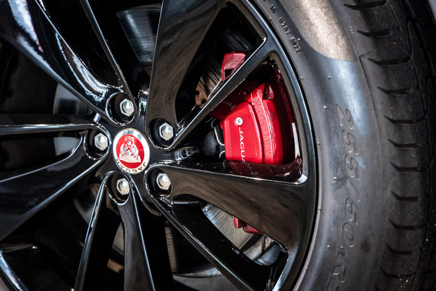 Fペイス Rダイナミック ブラック 2.0L D200 ディーゼル 4WD