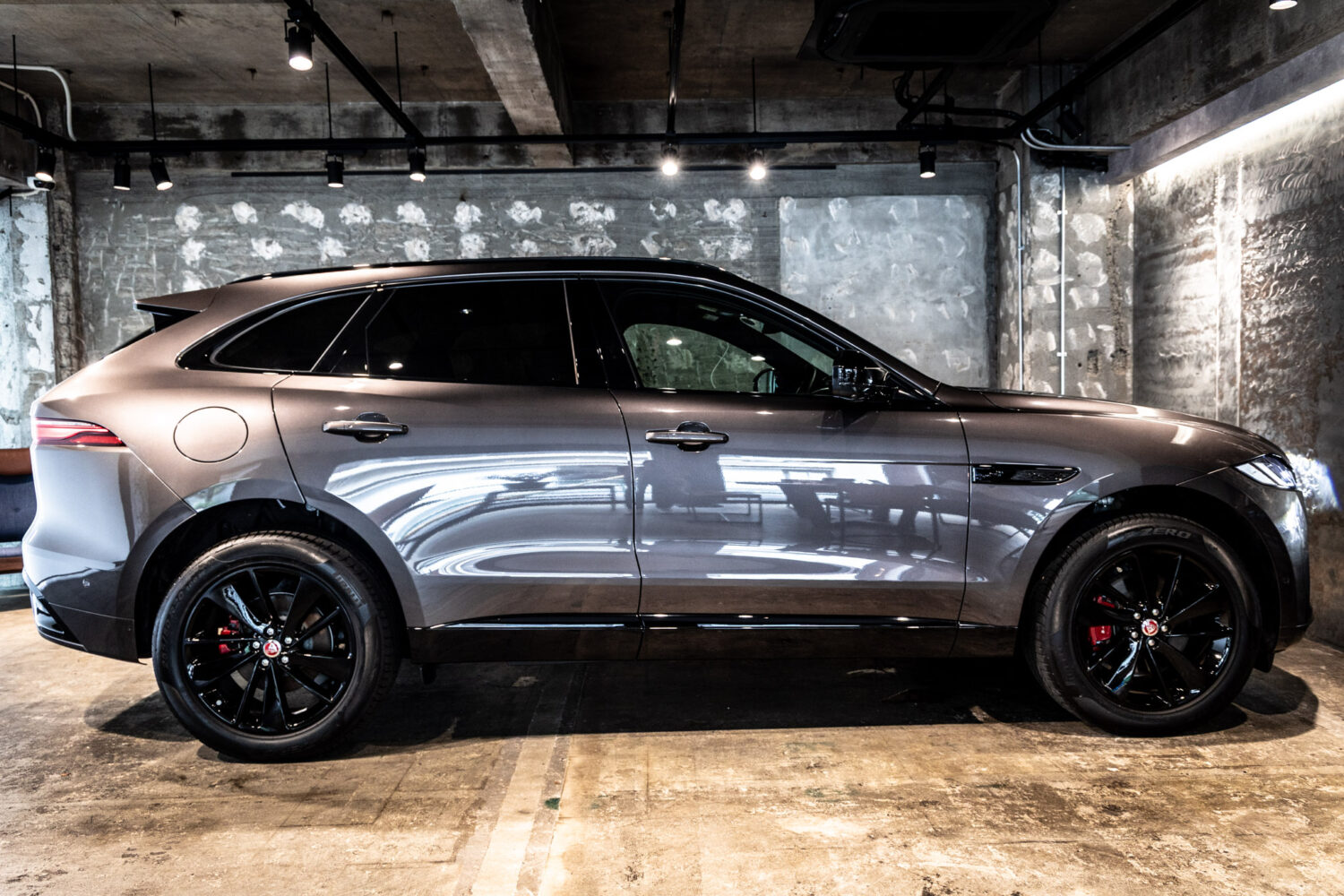 Fペイス Rダイナミック ブラック 2.0L D200 ディーゼル 4WD