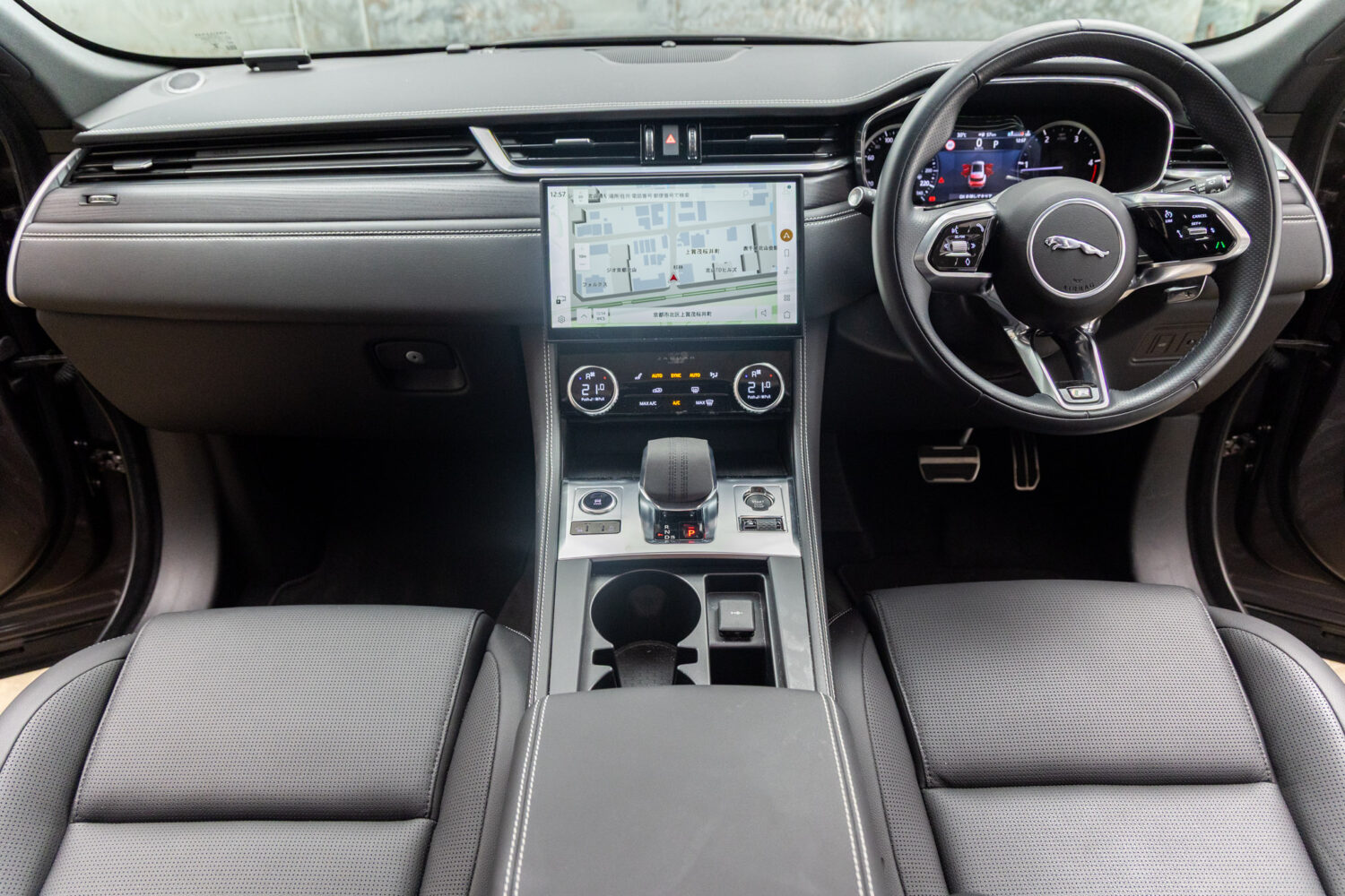 Fペイス Rダイナミック ブラック 2.0L D200 ディーゼル 4WD