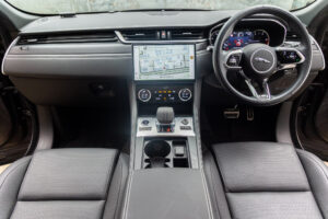Fペイス Rダイナミック ブラック 2.0L D200 ディーゼル 4WD