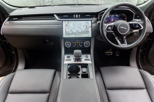 Fペイス Rダイナミック ブラック 2.0L D200 ディーゼル 4WD