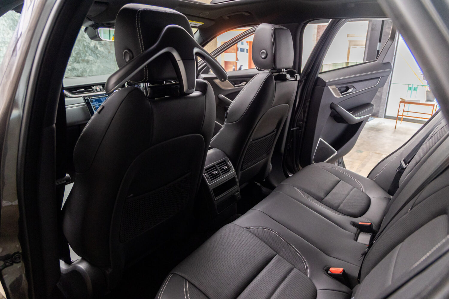 Fペイス Rダイナミック ブラック 2.0L D200 ディーゼル 4WD