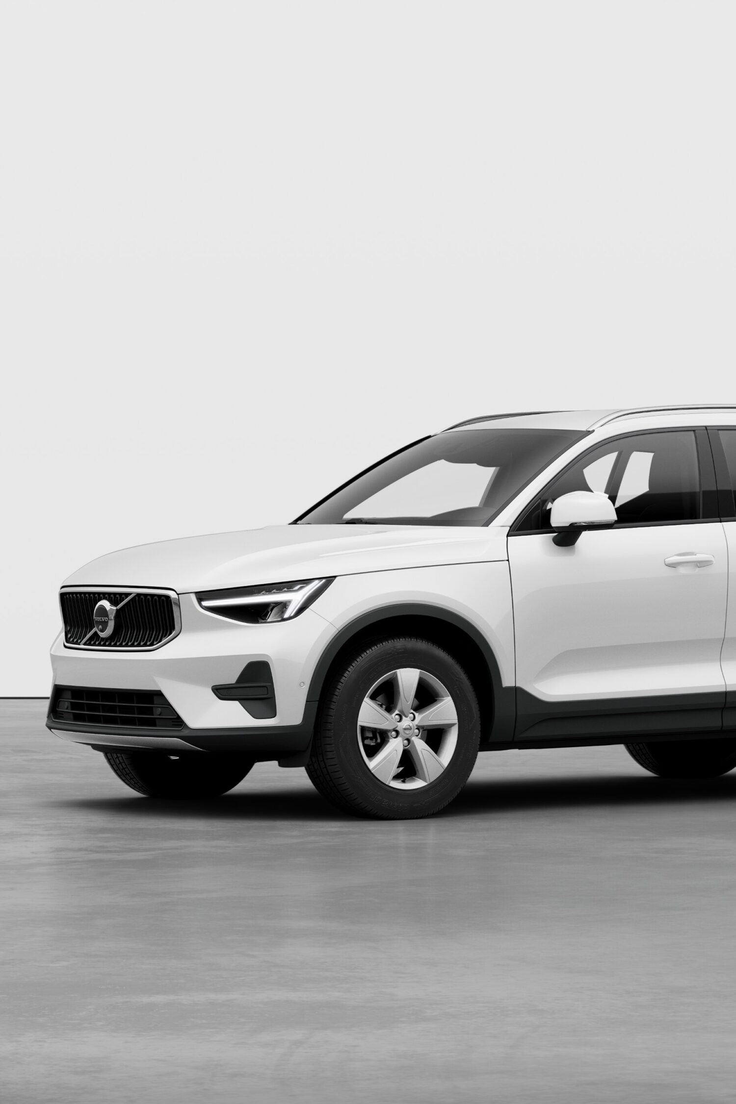 ボルボはXC40にエントリーグレードとなる「エッセンシャルB3」を導入。装備レベルを見直しながらも、ボルボならではの先進安全機能や運転支援機能は標準装備する。