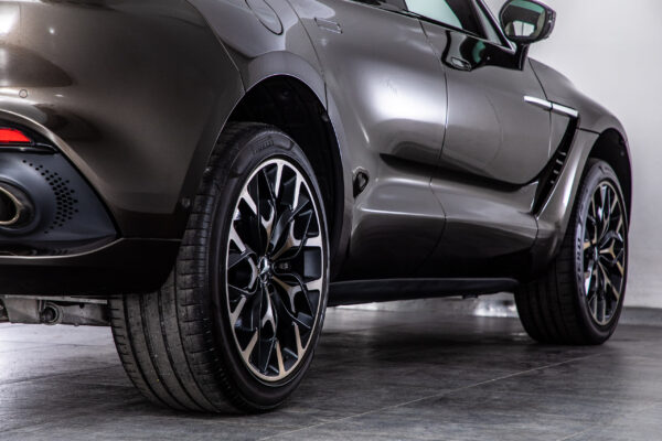 アストンマーティン DBX 4.0 4WD