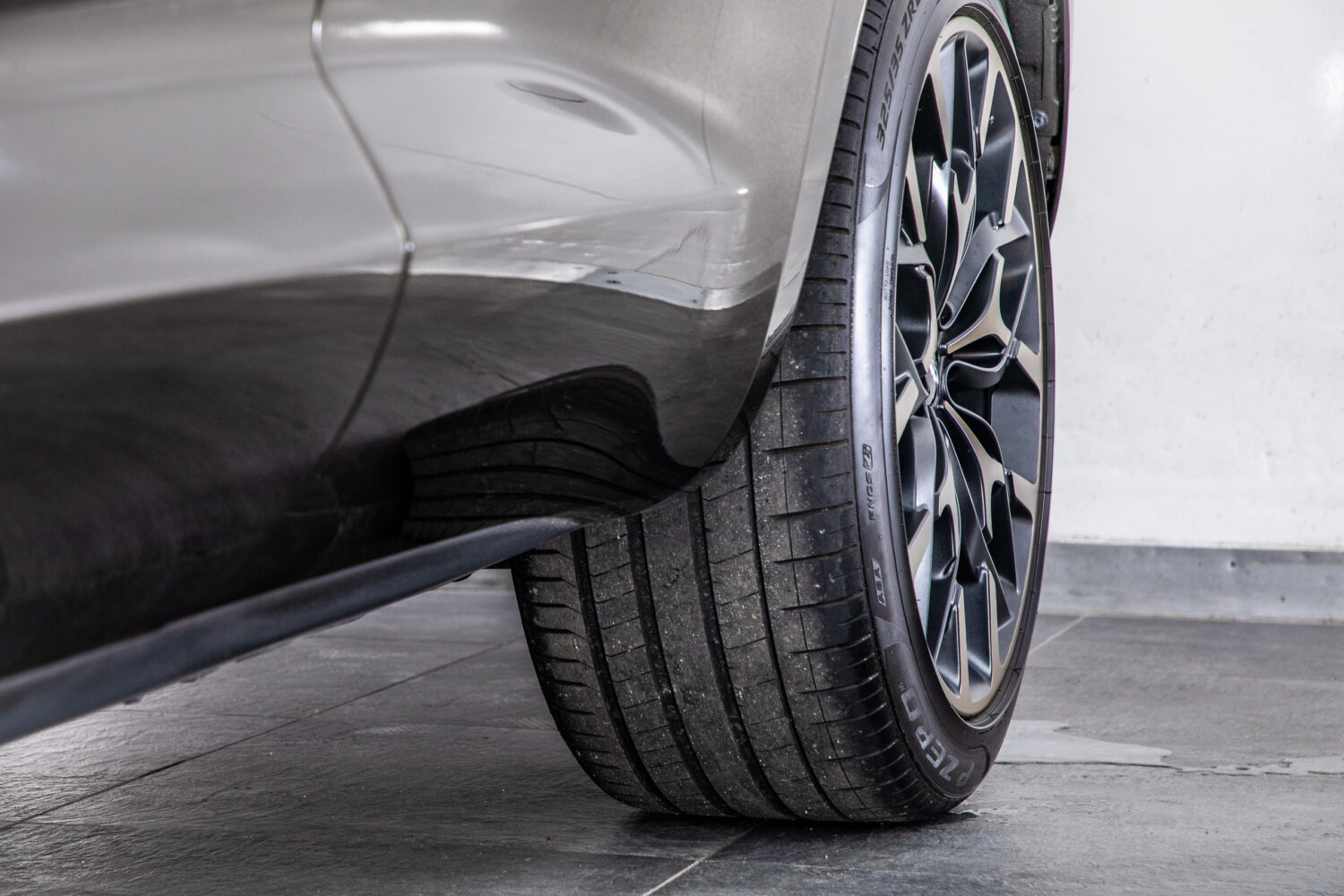 アストンマーティン DBX 4.0 4WD