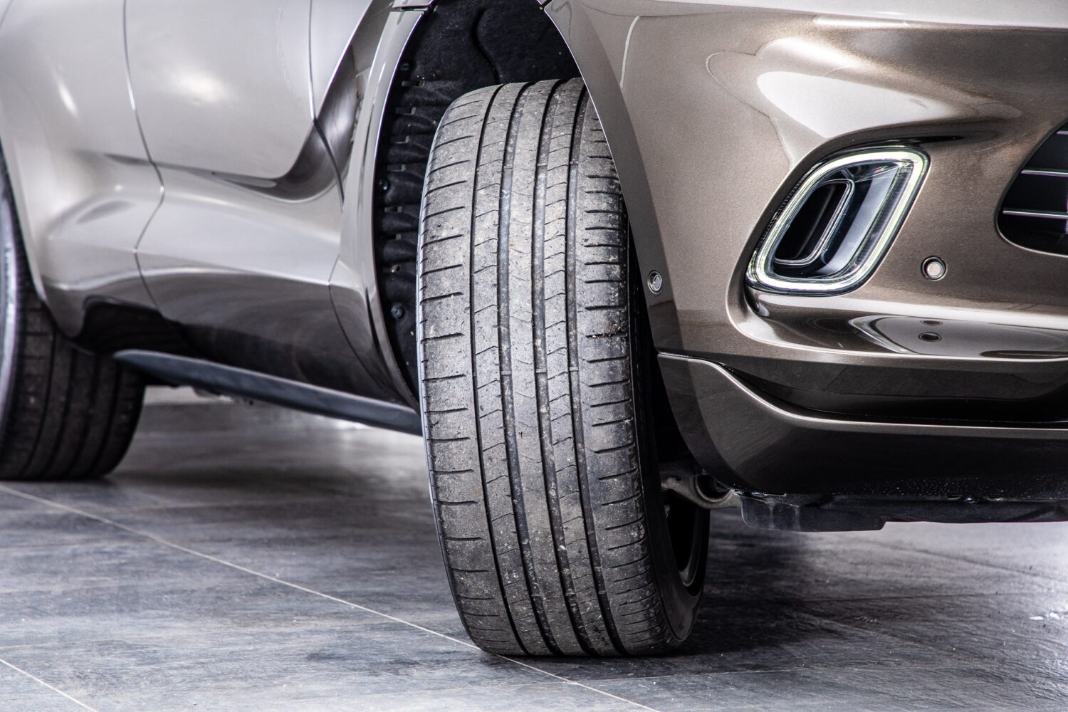 アストンマーティン DBX 4.0 4WD