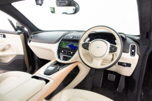 アストンマーティン DBX 4.0 4WD