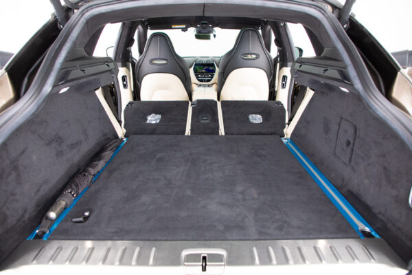 アストンマーティン DBX 4.0 4WD