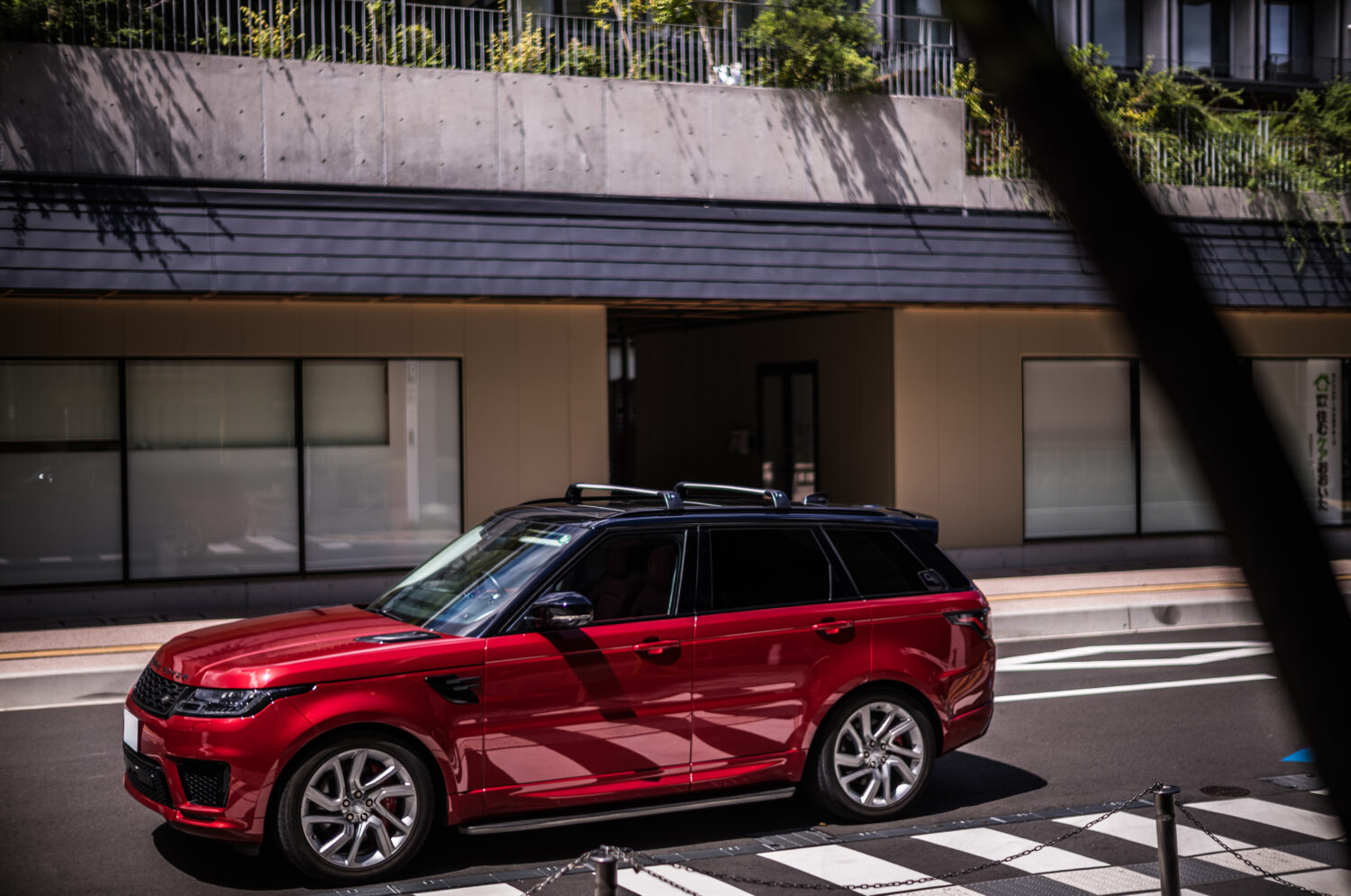 レンジローバースポーツPHEV（4WD/8AT）静寂がもたらす新境地