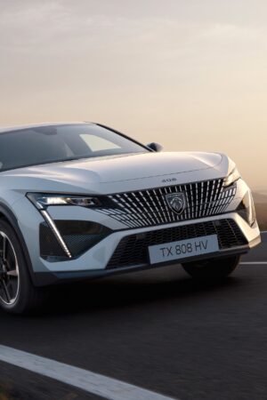 プジョー408GTハイブリッド　新開発のハイブリッドパワートレインを導入
