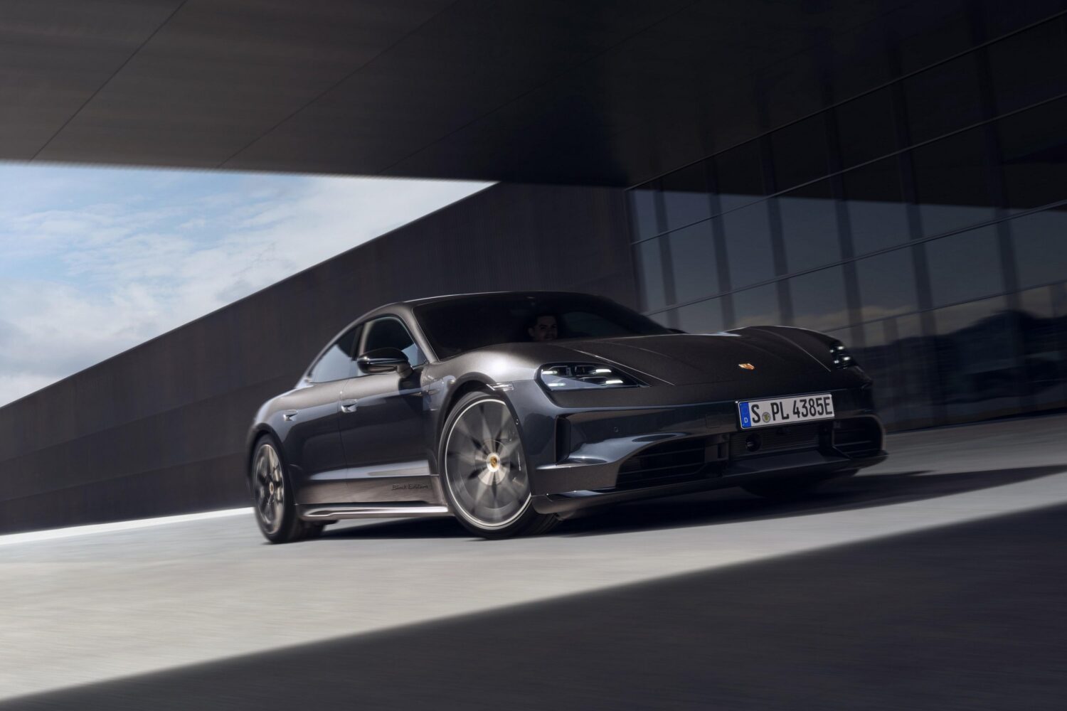 ポルシェ・タイカン/カイエン 専用装備搭載のブラックエディション登場