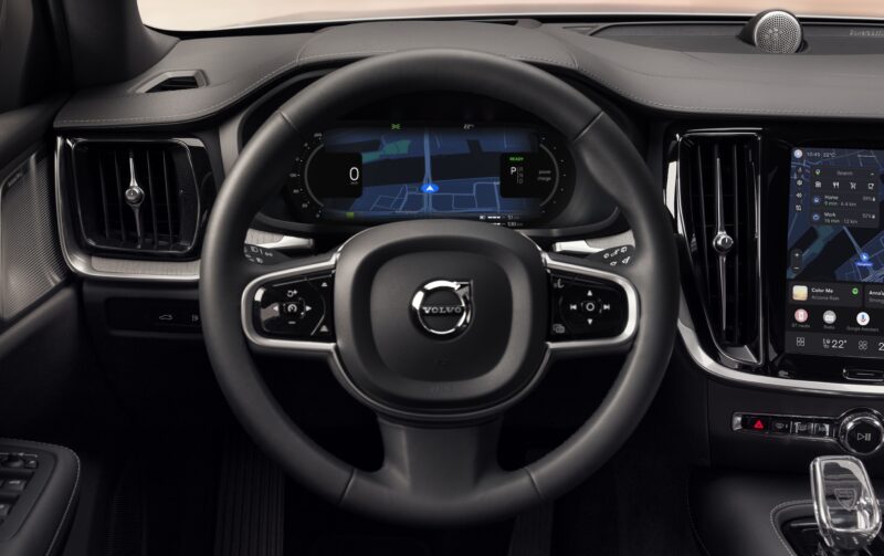 ボルボV60/クロスカントリー　仕様と価格一部変更　安全面とインターフェイス刷新