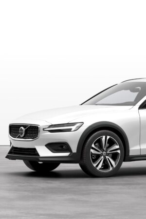 ボルボV60/クロスカントリー　仕様と価格一部変更　安全面とインターフェイス刷新