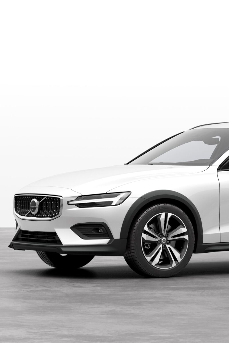 ボルボV60/クロスカントリー　仕様と価格一部変更　安全面とインターフェイス刷新