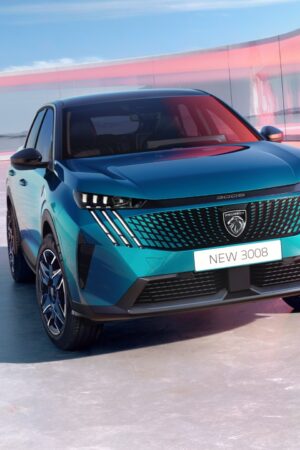 プジョー3008　流麗なエクステリアが特徴のSUV　BEVも追って登場