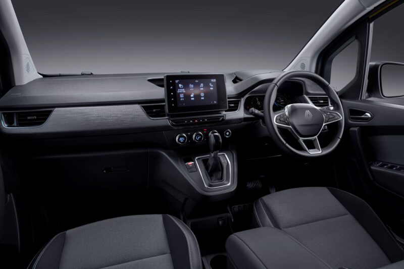 新しいエンブレムを纏う　ルノー・カングー　全モデル同色バンパーの単一グレードへ