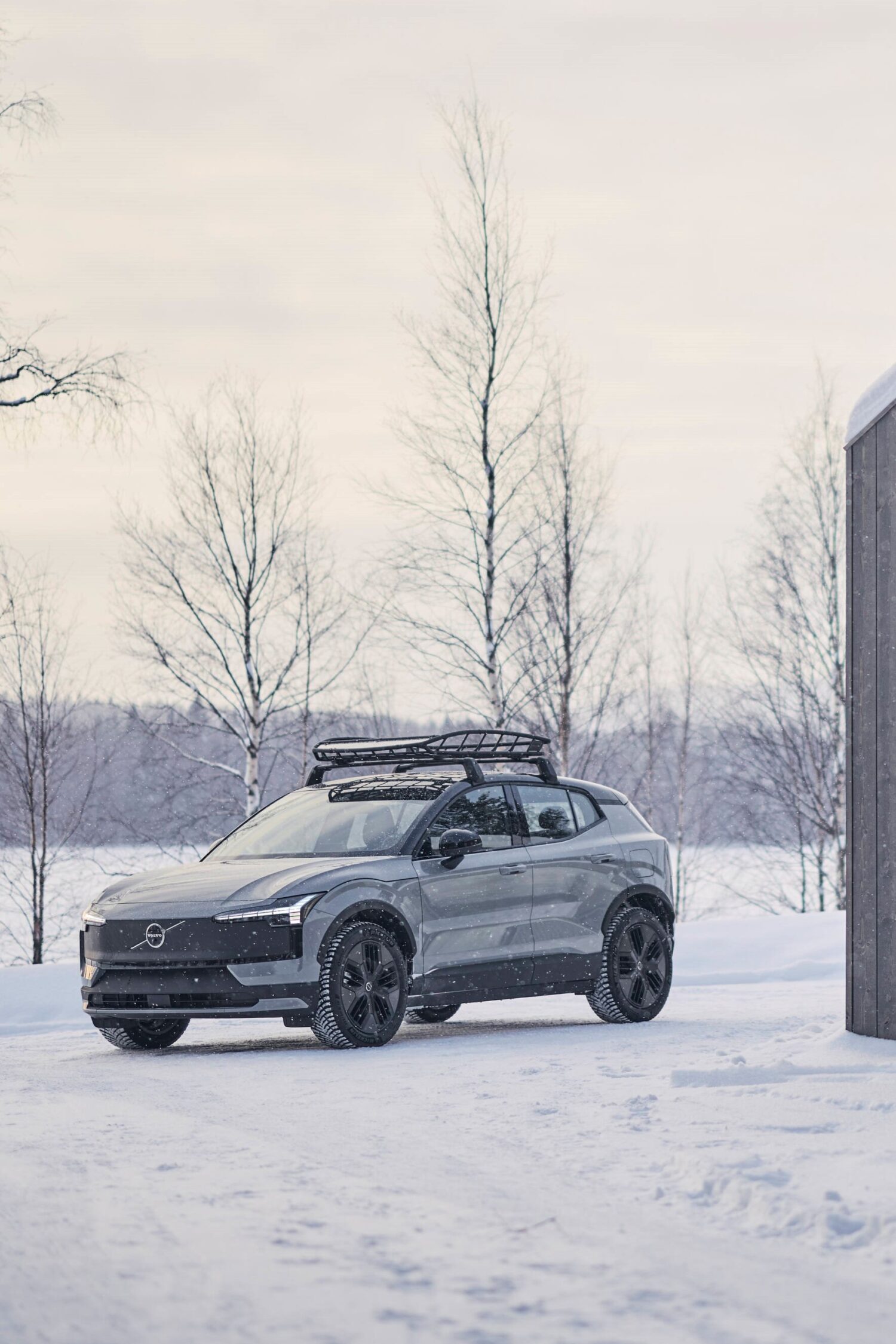 ボルボEX30アプリを使えば、自然の中を探索しながらでもスマホで離れた場所からエアコンを作動させ、あらかじめ快適になったクルマにすぐに乗り込むことができる。