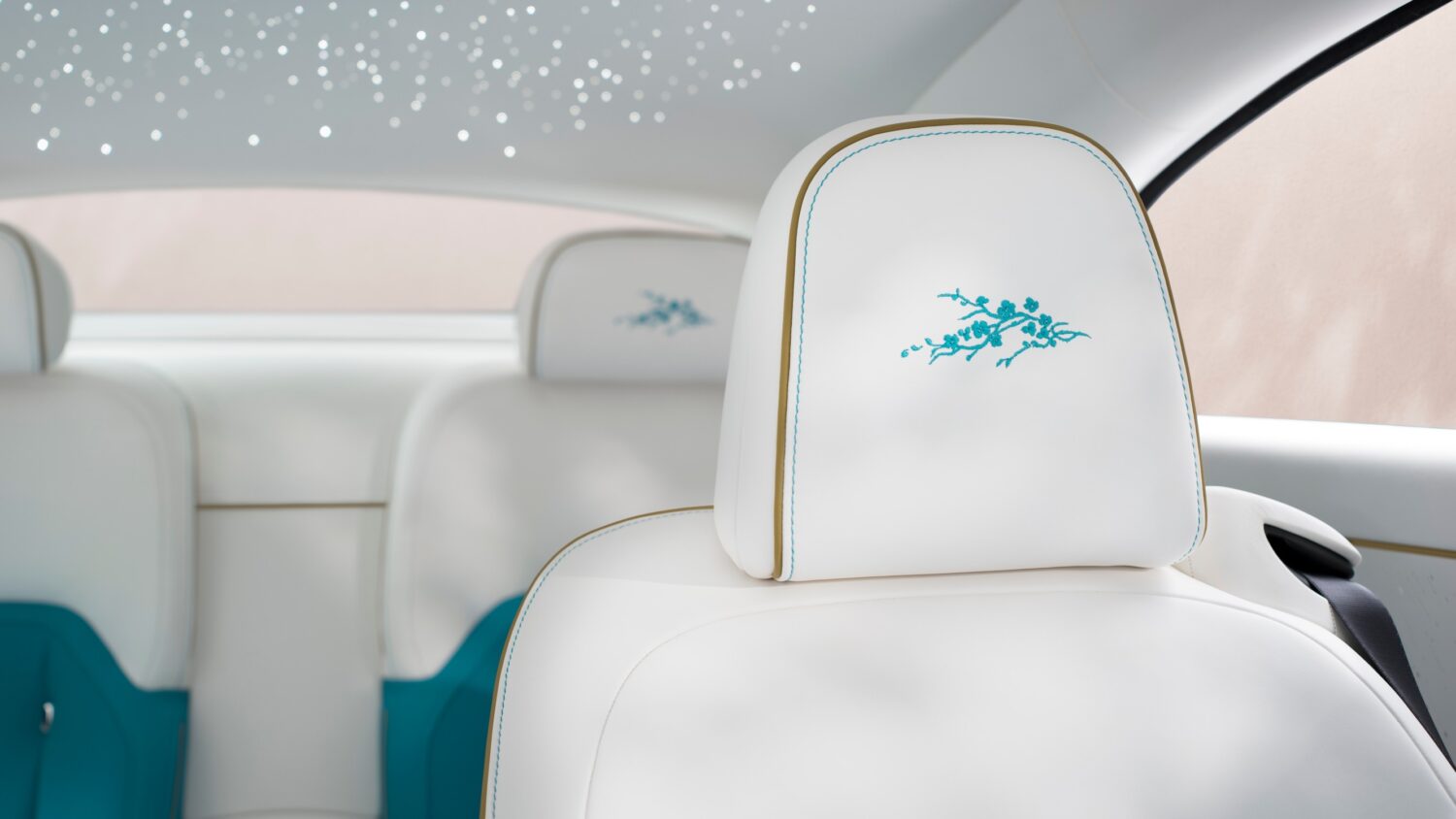 春から着想を得たスペクター 移ろいゆく季節の儚さと、永遠に変わらぬロールス・ロイス