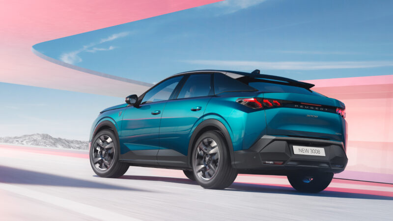プジョー3008　流麗なエクステリアが特徴のSUV　BEVも追って登場