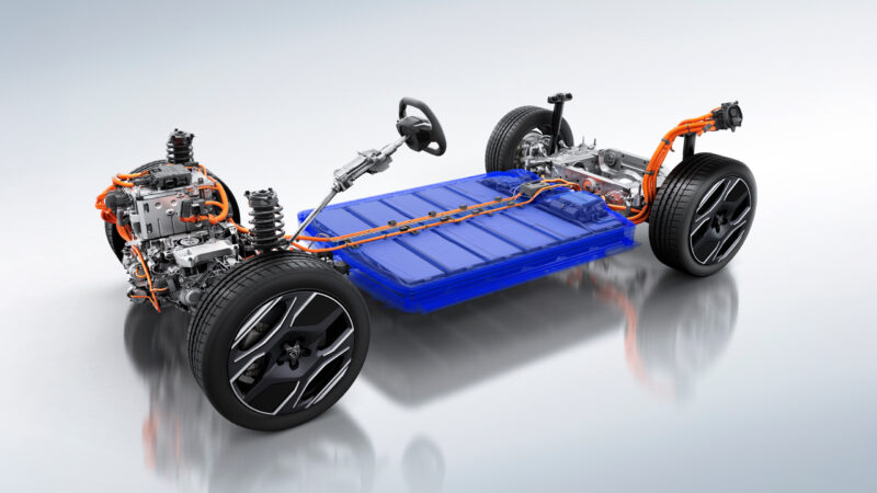プジョー3008　流麗なエクステリアが特徴のSUV　BEVも追って登場
