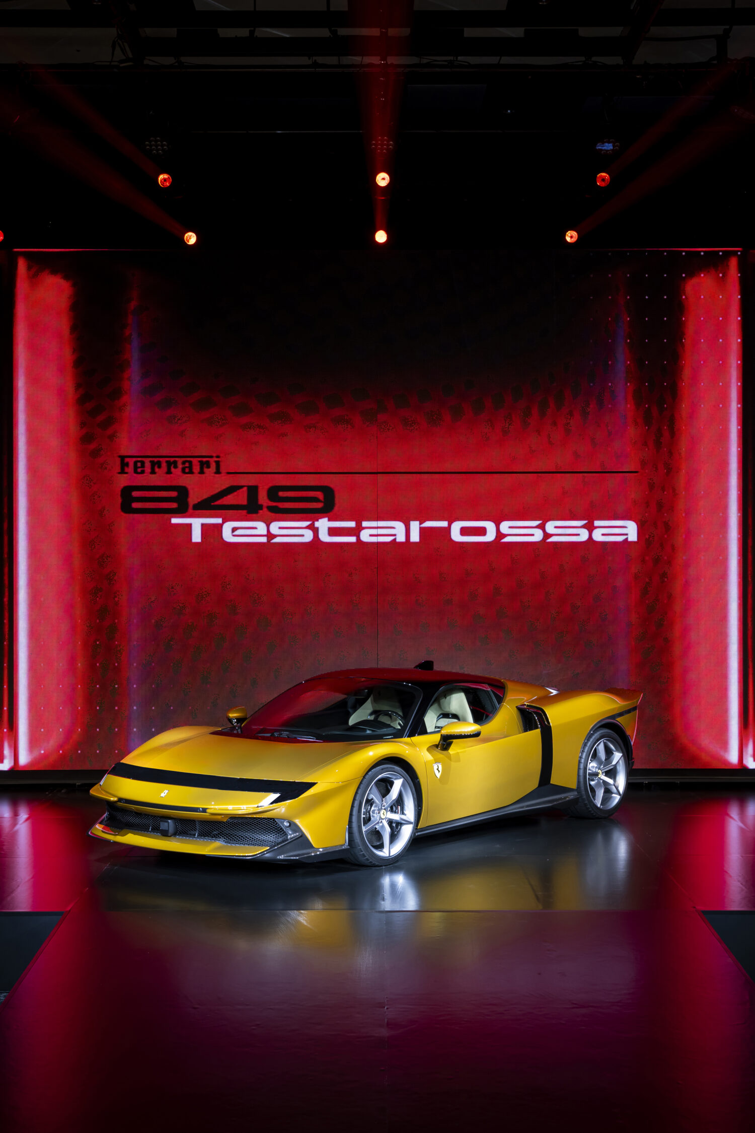 849テスタロッサは型プラグイン・ハイブリッド・ベルリネッタとしてSF90ストラダーレをさらに凌駕するツインターボV8エンジンをミッドリアに搭載する。