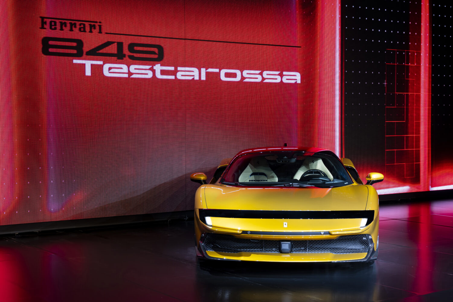 フェラーリ849テスタロッサ 純粋なパフォーマンスを渇望するドライバーへ