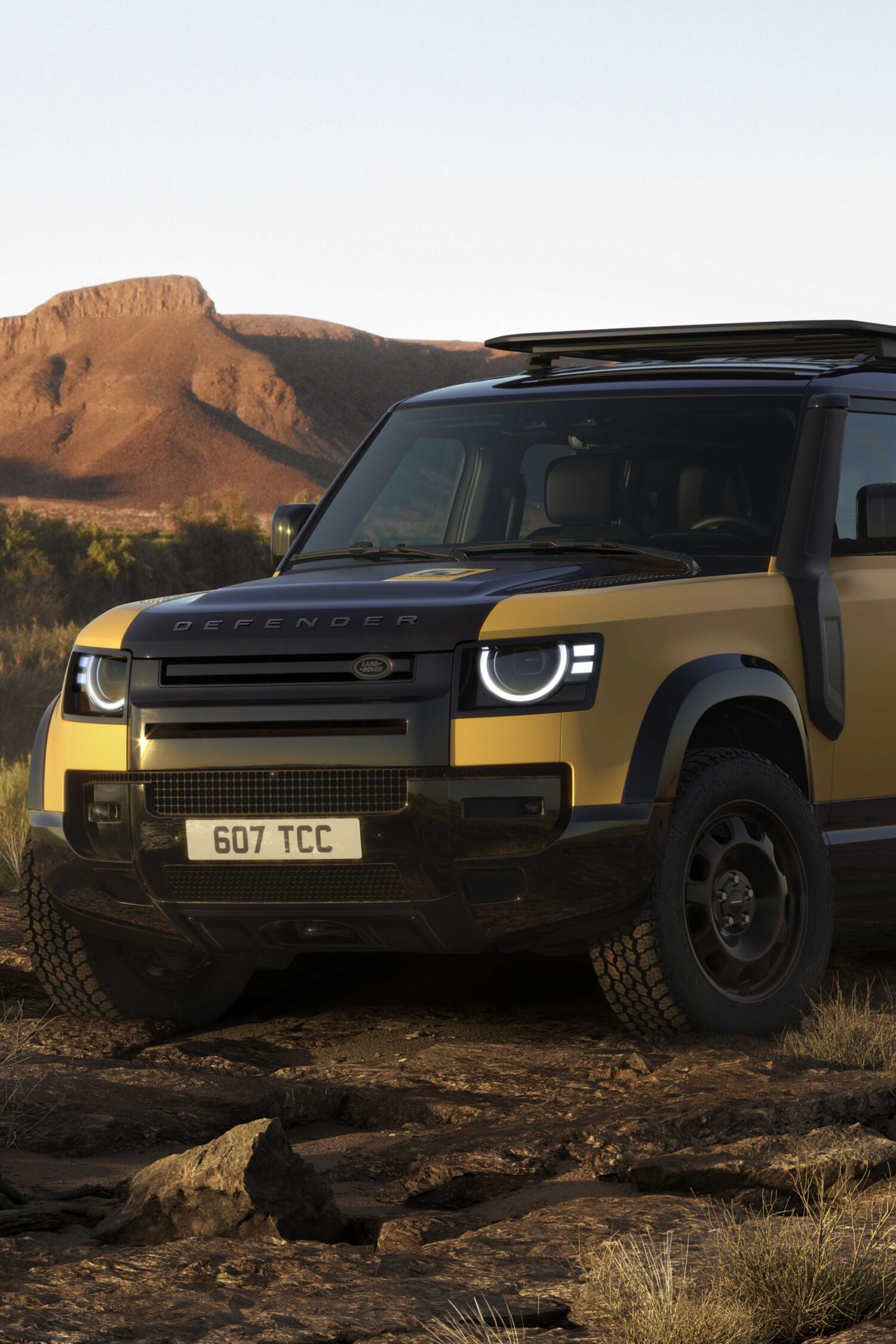 今回の限定車はあらゆる地形を走破できるオフロード性能と冒険にかかせない装備を併せ持った、まさにディフェンダーの偉大なるアドベンチャースピリットを受け継ぐ1台だ。