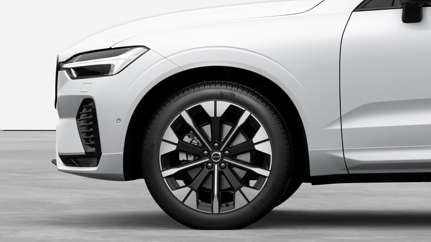 引き締まった精悍でスポーティな存在感 ボルボXC60ダークエディション