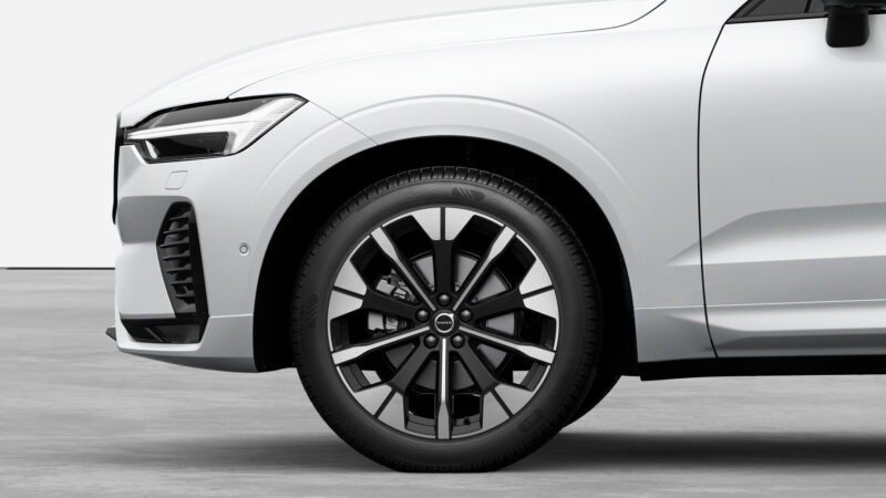 引き締まった精悍でスポーティな存在感　ボルボXC60ダークエディション