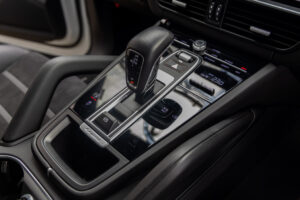 カイエンクーペ GTS Tip-S Rセンターシート 4WD