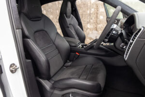 カイエンクーペ GTS Tip-S Rセンターシート 4WD